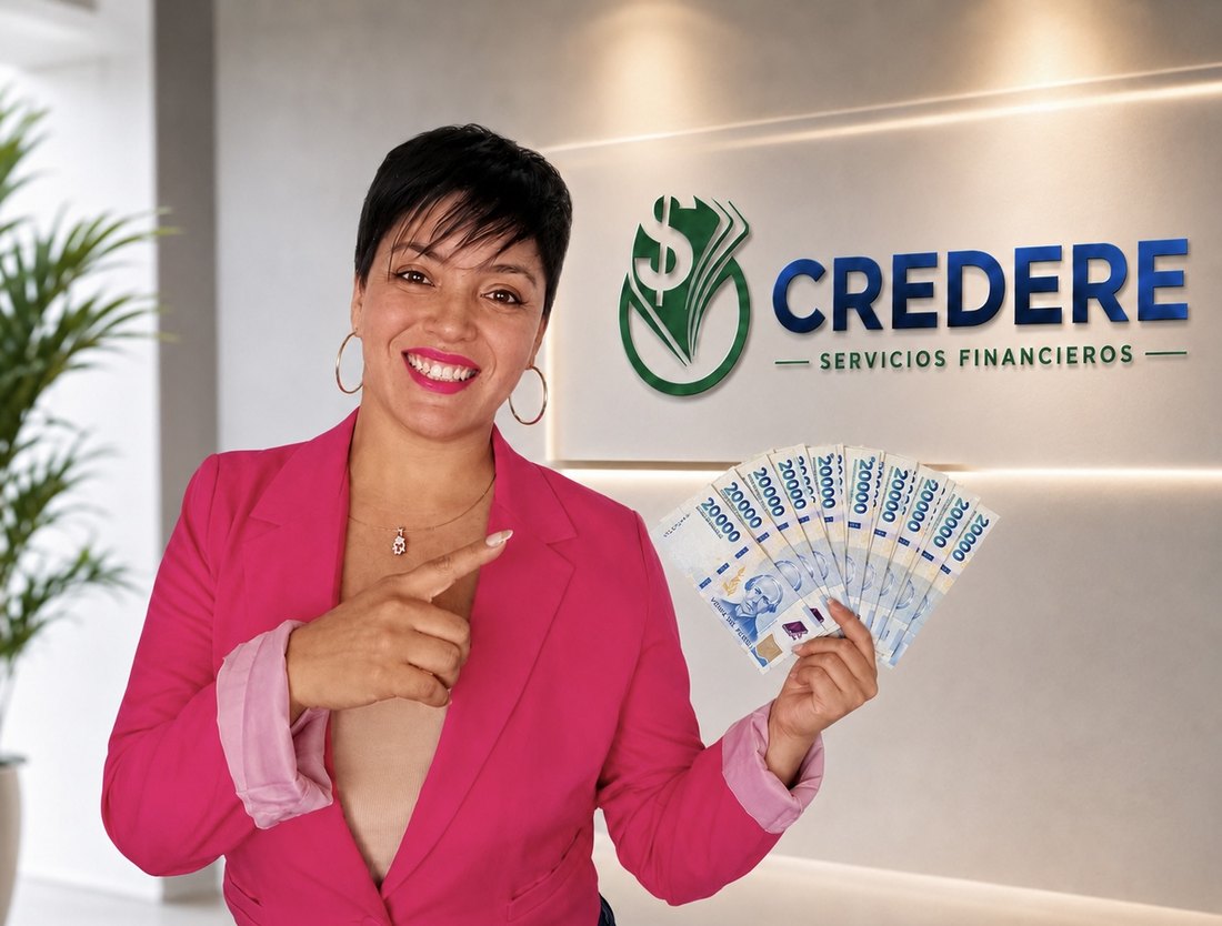 Asesora de CREDERE sonriendo con billetes de pesos argentinos en la oficina